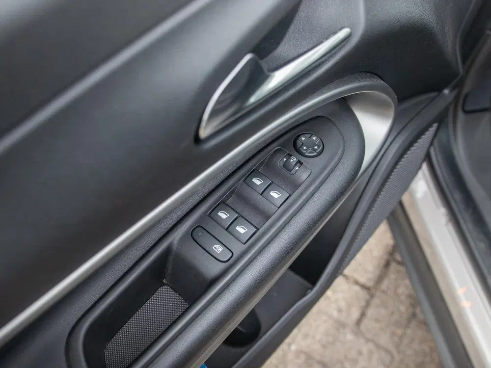 Jeep Avenger 1.2 e-Hybrid Summit uit 2025, foto 20