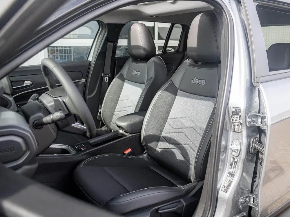 Jeep Avenger 1.2 e-Hybrid Summit uit 2025, foto 10
