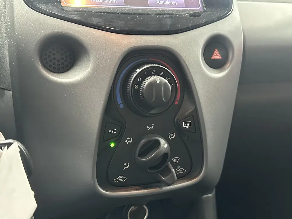 Toyota Aygo 1.0 VVT-i x-play limited Dealer onderhouden, App uit 2019, foto 12