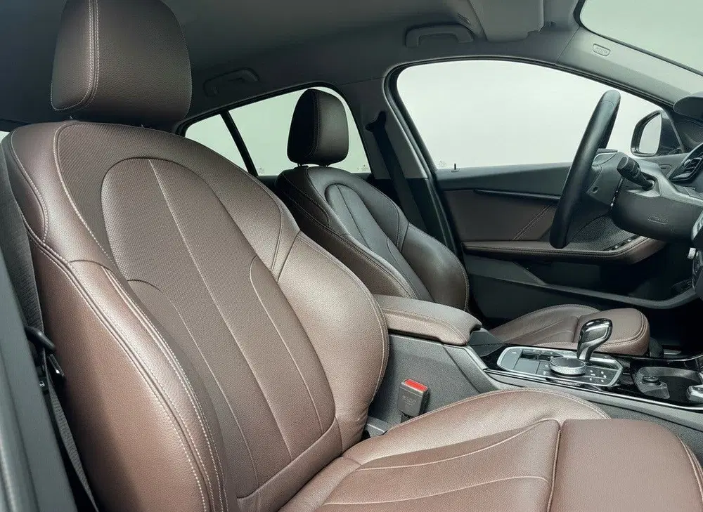 BMW 1-serie 118i High Executive edition uit 2020, foto 3