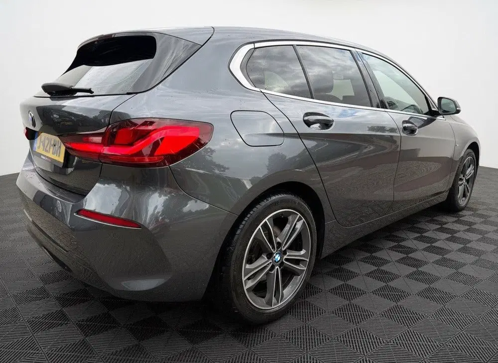 BMW 1-serie 118i High Executive edition uit 2020, foto 6
