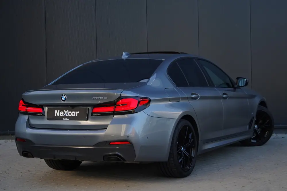 BMW 5-serie 530e Pano uit 2021, foto 2