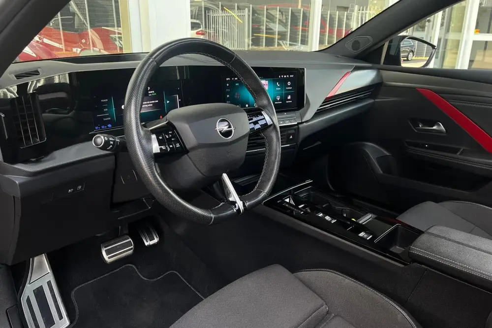 Opel Astra 1.6 Hybrid GS Line uit 2022, foto 2