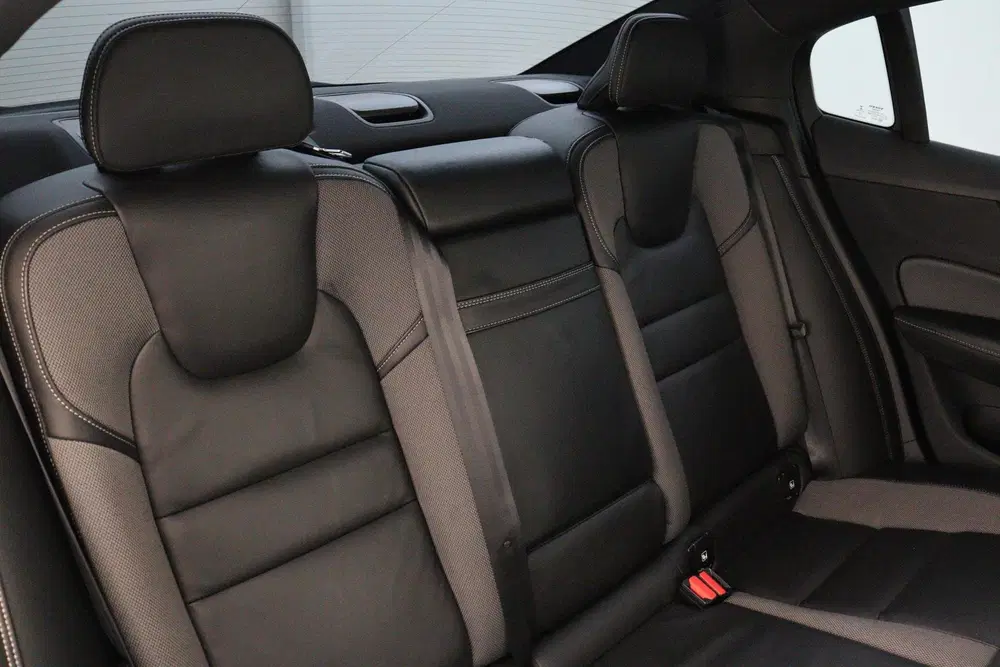 Volvo S60 B4 (M-HYBRID) R-DESIGN -PANO.DAK uit 2020, foto 12