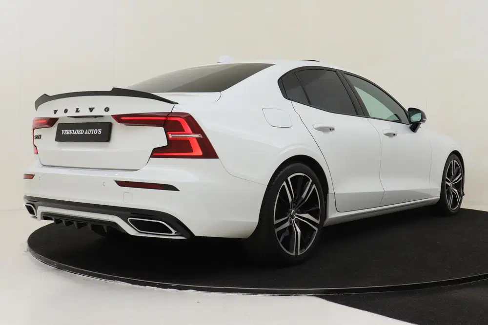 Volvo S60 B4 (M-HYBRID) R-DESIGN -PANO.DAK uit 2020, foto 3