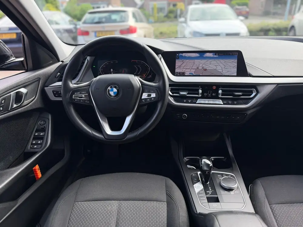 BMW 1-serie 118i Executive Edition Xenon uit 2019, foto 17
