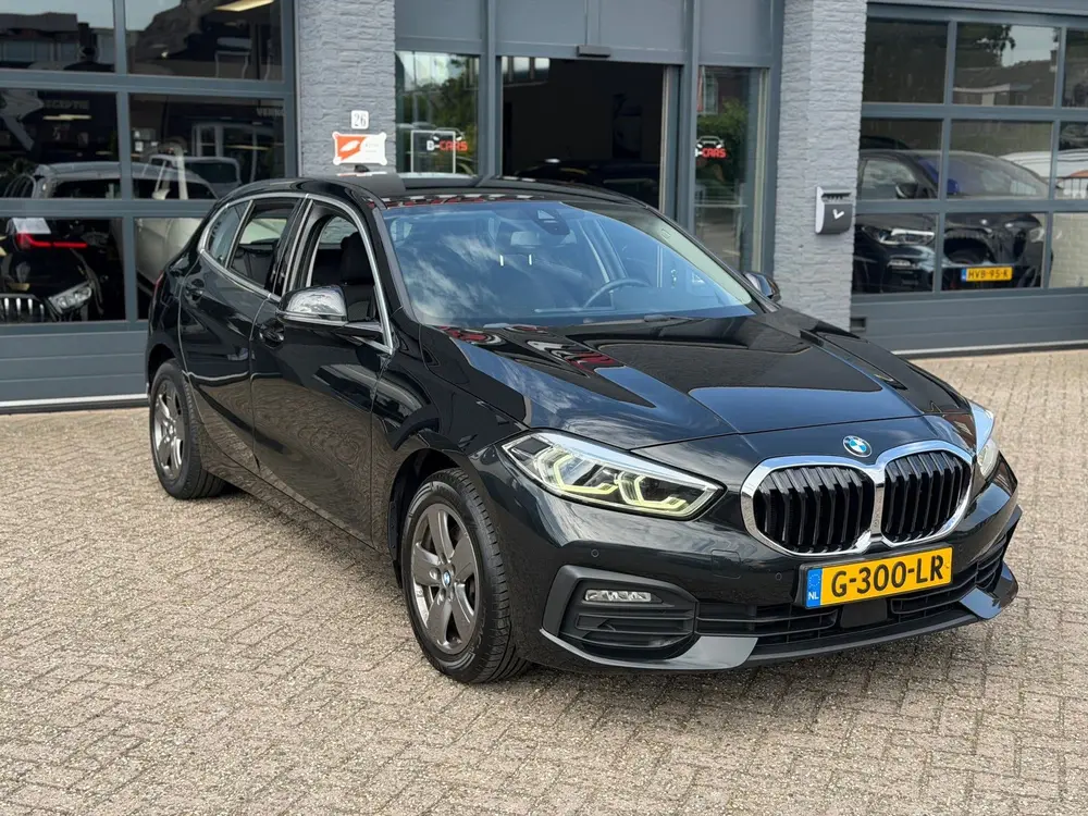 BMW 1-serie 118i Executive Edition Xenon uit 2019, foto 4