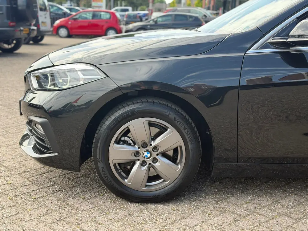 BMW 1-serie 118i Executive Edition Xenon uit 2019, foto 6