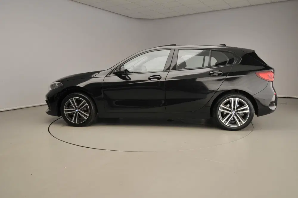 BMW 1-serie 5-deurs 118i uit 2021, foto 2