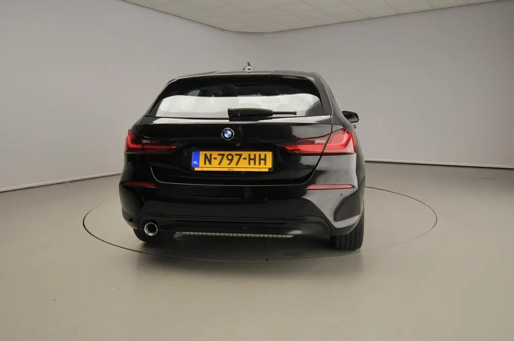 BMW 1-serie 5-deurs 118i uit 2021, foto 3