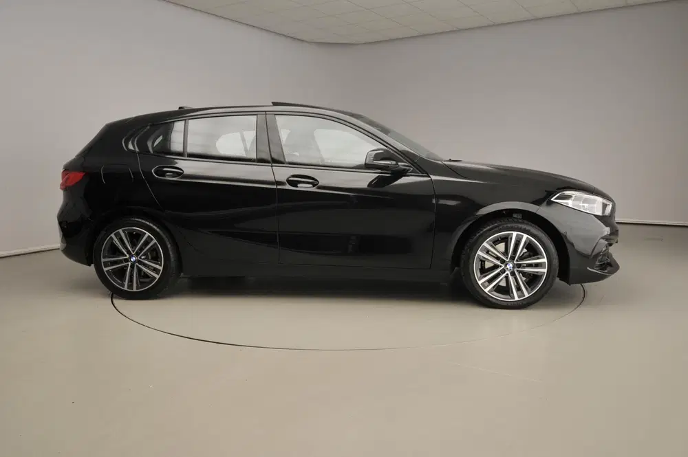 BMW 1-serie 5-deurs 118i uit 2021, foto 4
