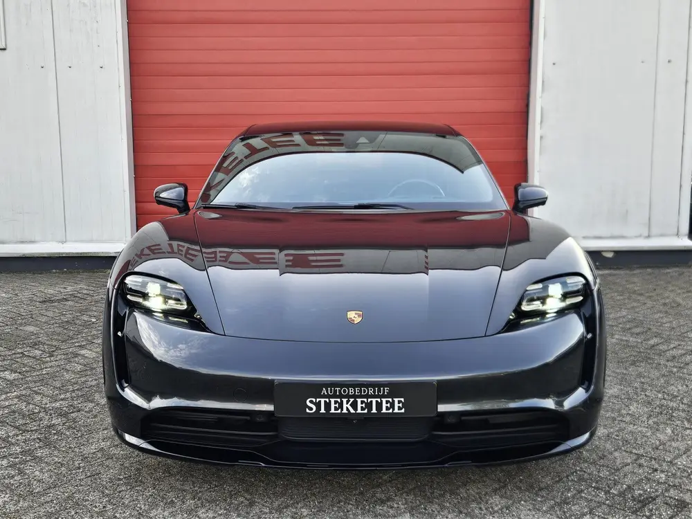Porsche Taycan 93 uit 2021, foto 10