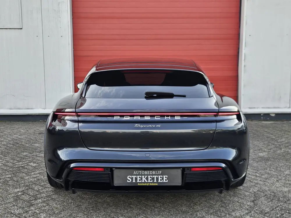 Porsche Taycan 93 uit 2021, foto 11