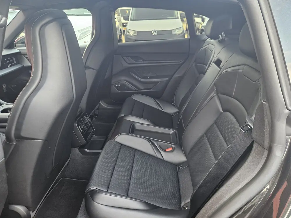Porsche Taycan 93 uit 2021, foto 12