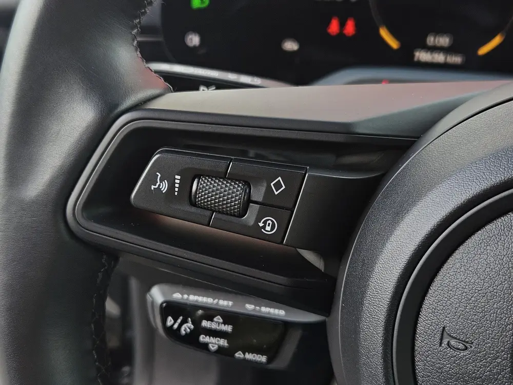Porsche Taycan 93 uit 2021, foto 17