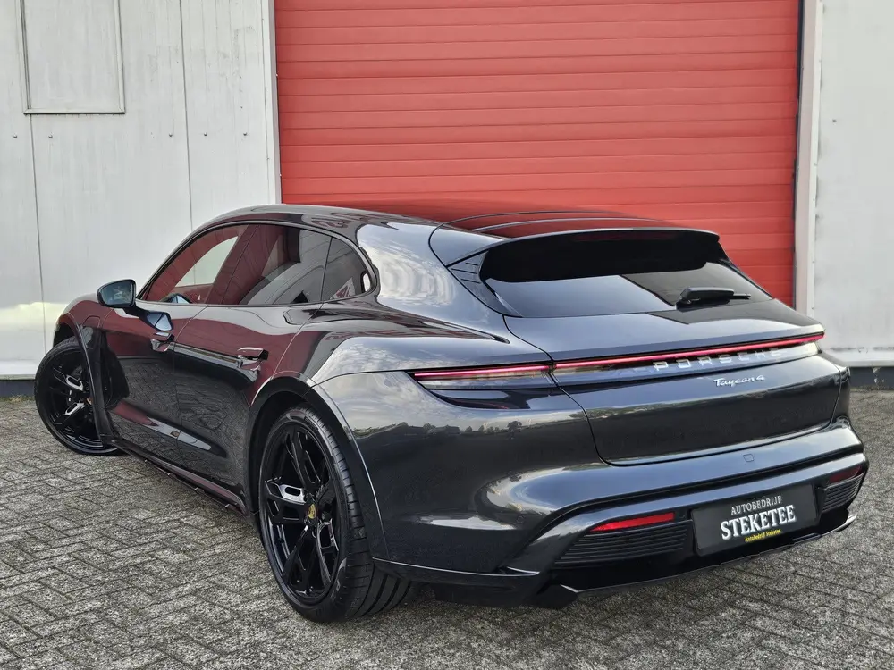 Porsche Taycan 93 uit 2021, foto 2