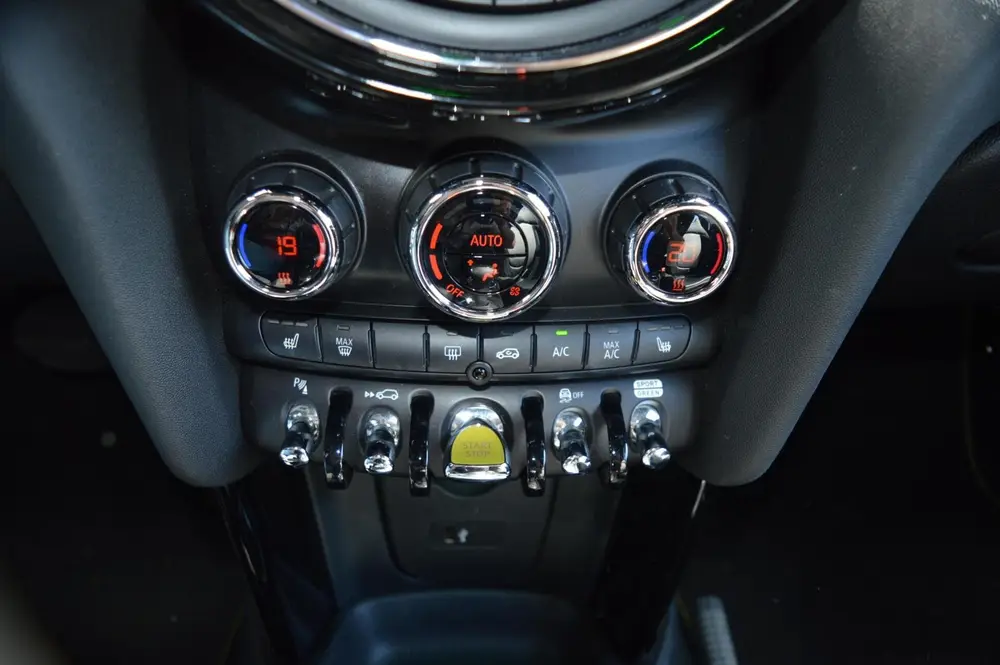 Mini Electric Charged 33 kWh (F56)Leder uit 2019, foto 17