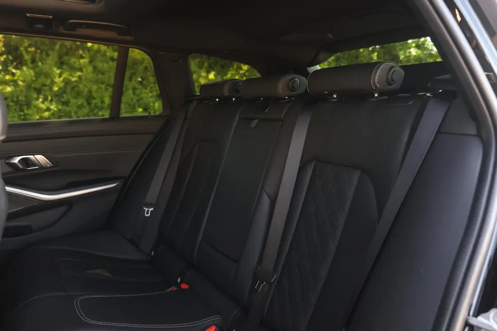 BMW B3 Touring Automaat / Trekhaak / Adaptief M onderstel uit 2023, foto 12