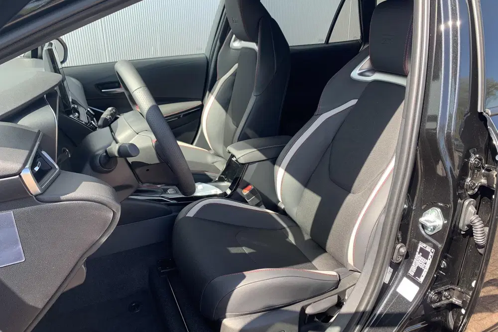 Toyota Corolla Hybrid 140 GR Sport uit 2026, foto 7