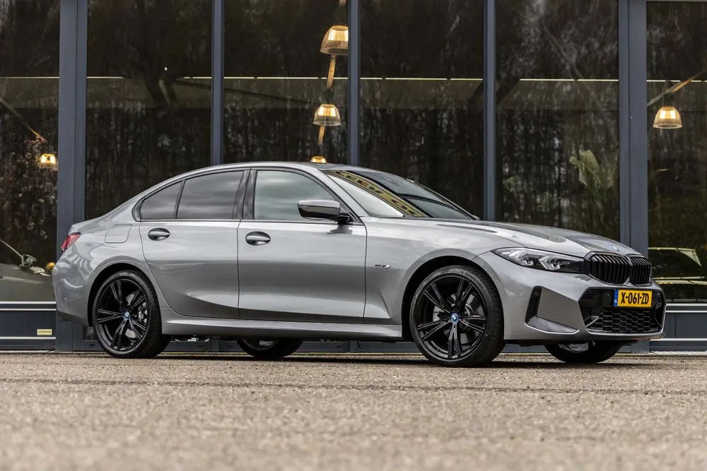 BMW 3-serie 330e M-sport uit 2023