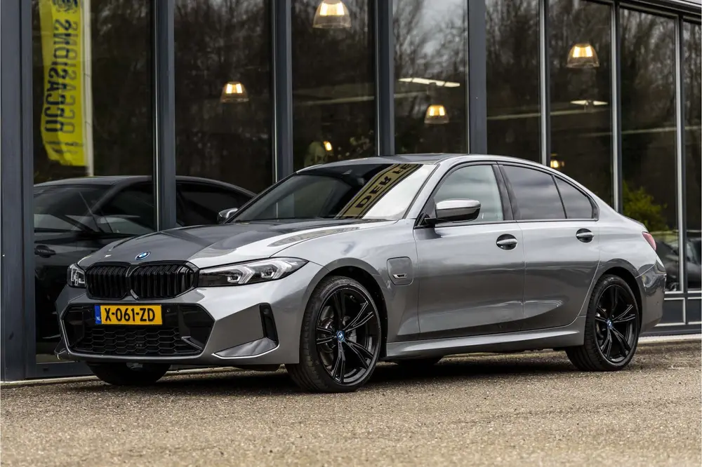 BMW 3-serie 330e M-sport uit 2023, foto 10