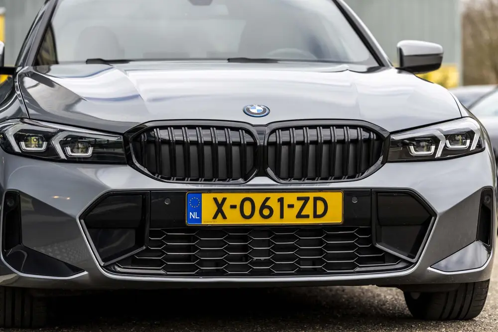 BMW 3-serie 330e M-sport uit 2023, foto 12