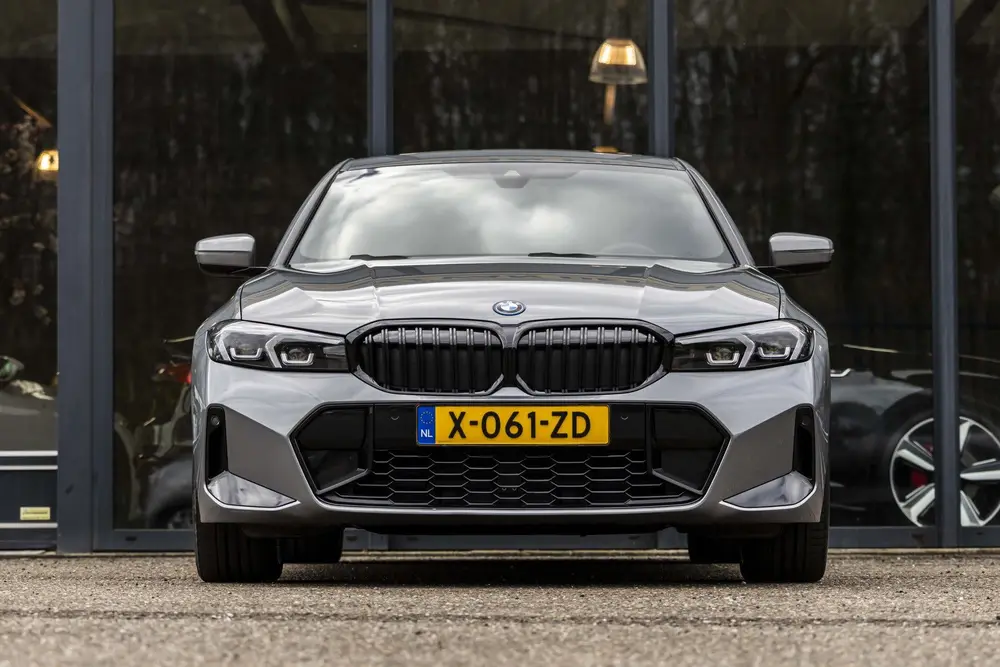 BMW 3-serie 330e M-sport uit 2023, foto 2