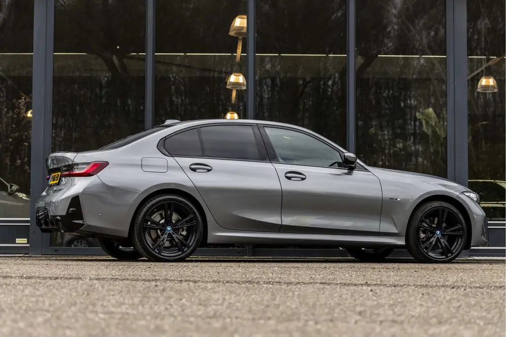 BMW 3-serie 330e M-sport uit 2023, foto 5