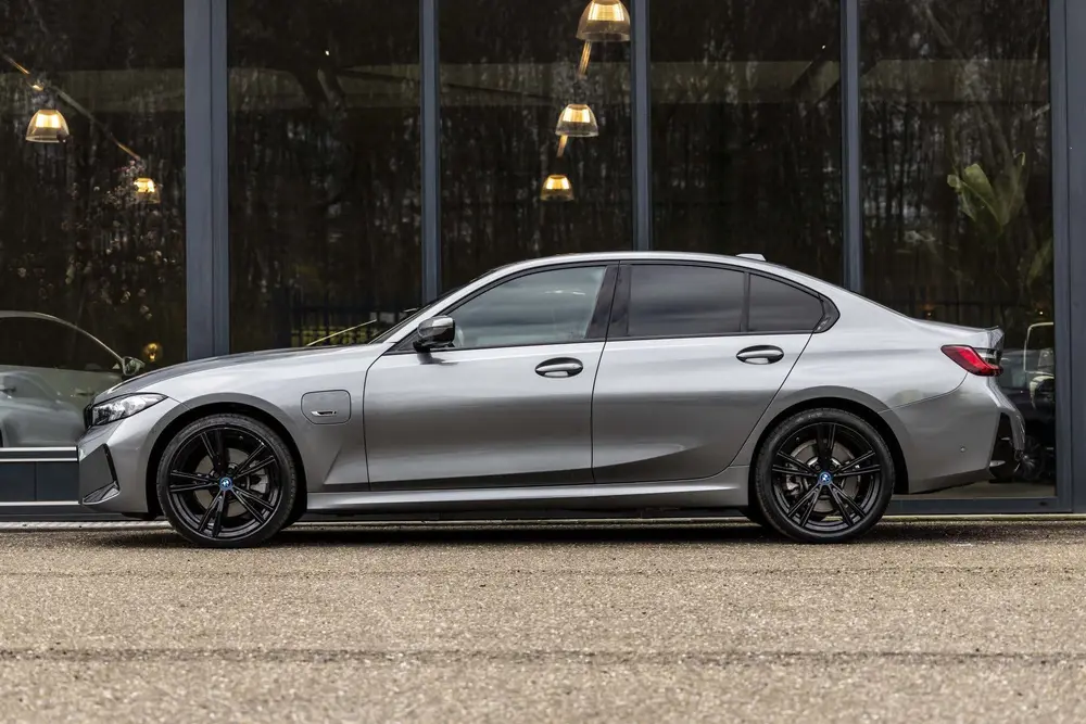 BMW 3-serie 330e M-sport uit 2023, foto 8