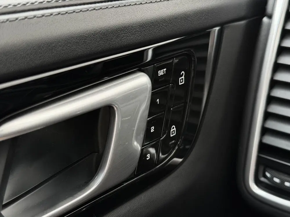 Porsche Cayenne 3.0 E-Hybrid Pano uit 2020, foto 18