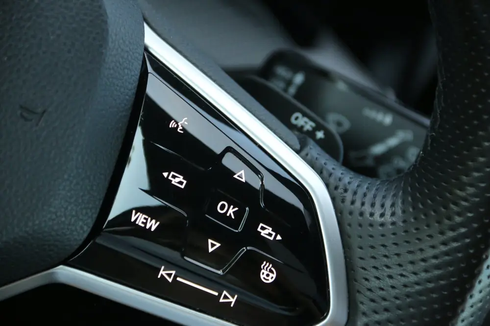 Volkswagen Golf 1.5 eTSI R-Line IQ-LIGHT PANO-DAK uit 2020, foto 19