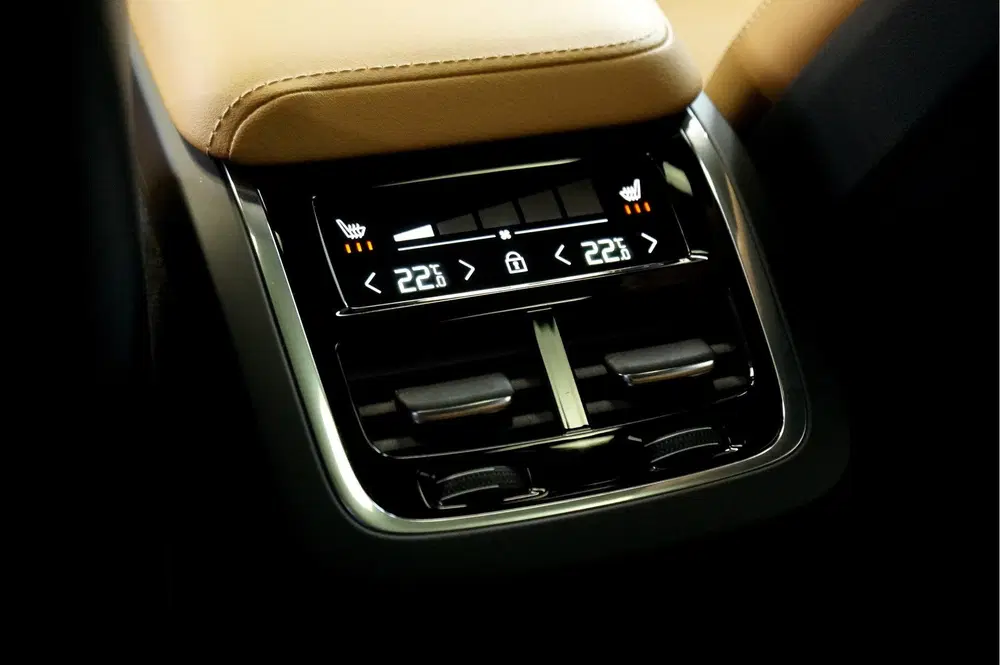 Volvo XC60 B4 155kW uit 2023, foto 14