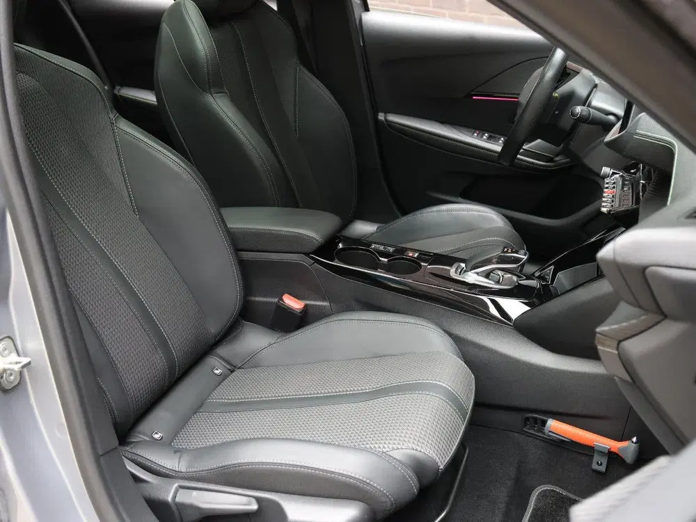 Peugeot 208 GT 50kWh 136pk uit 2021, foto 11