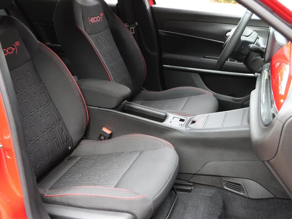 Fiat 600e RED 54 kWh uit 2024, foto 10