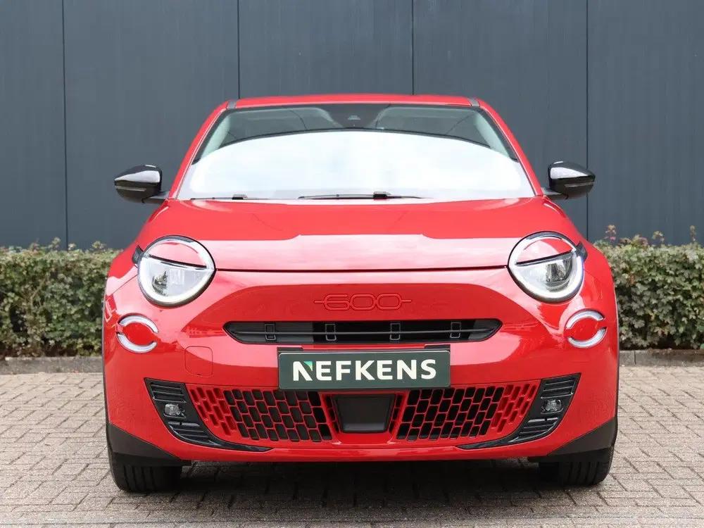 Fiat 600e RED 54 kWh uit 2024, foto 2