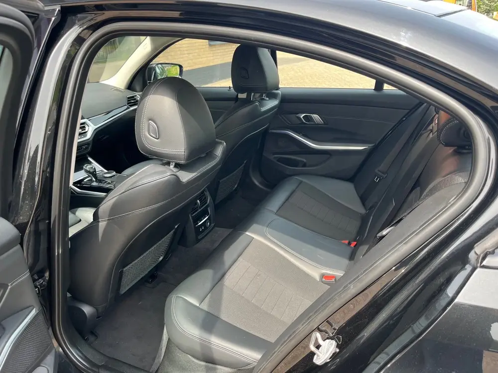 BMW 3-serie 320i High Executive Automaat Dealer Onderh uit 2019, foto 16