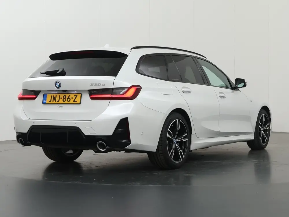BMW 3-serie 330e M-Sport uit 2023, foto 2