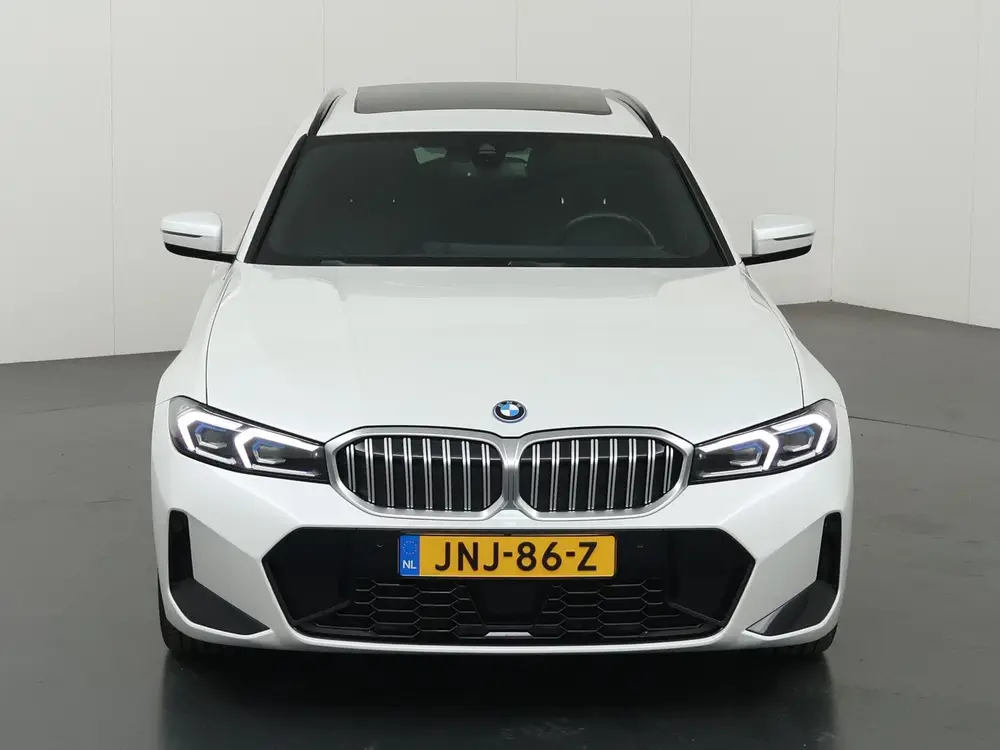 BMW 3-serie 330e M-Sport uit 2023, foto 3