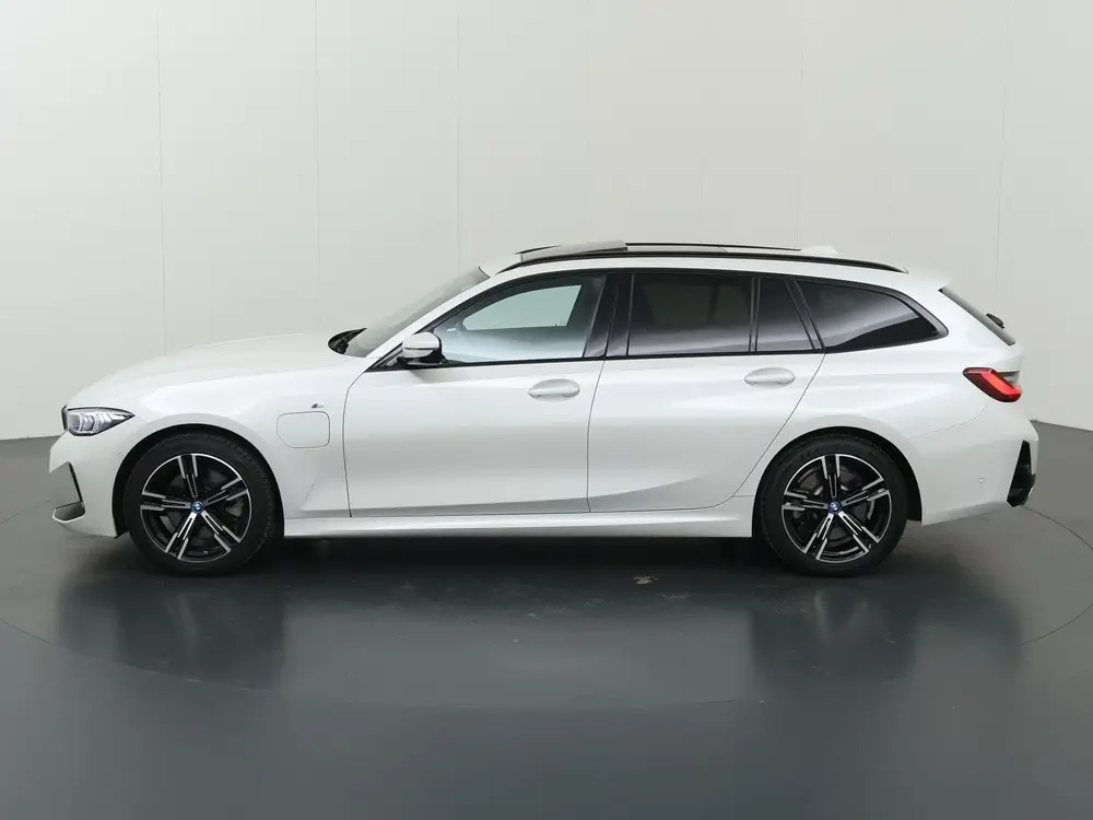 BMW 3-serie 330e M-Sport uit 2023, foto 5