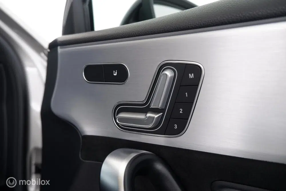 Mercedes-Benz A-Klasse 180 Automaat Business Solution AMG pano uit 2021, foto 10
