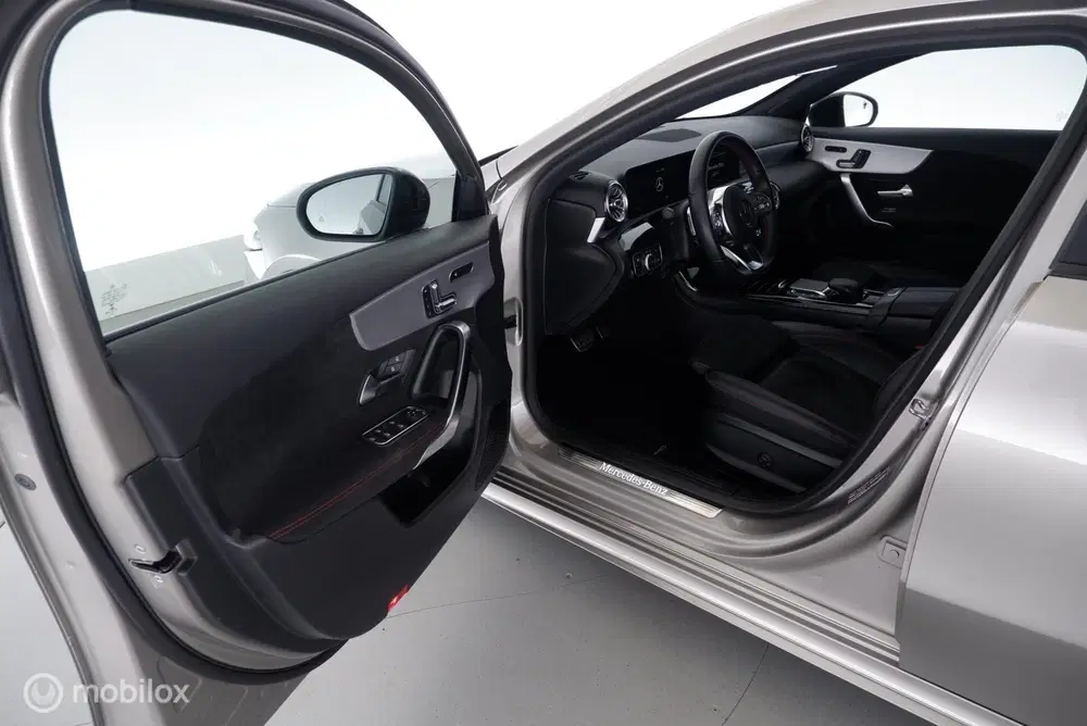 Mercedes-Benz A-Klasse 180 Automaat Business Solution AMG pano uit 2021, foto 8