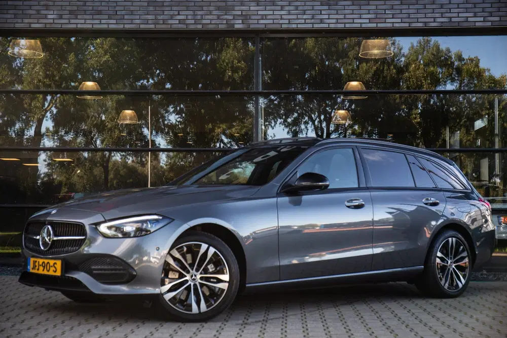 Mercedes-Benz C-Klasse 300e Luxury Line uit 2023, foto 2