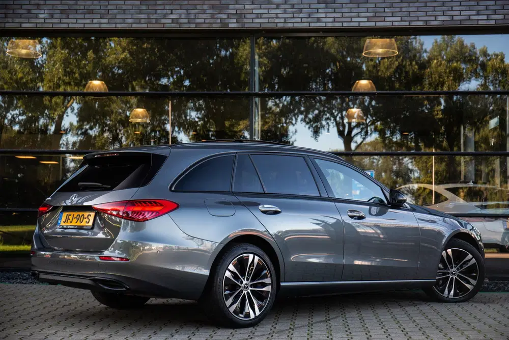 Mercedes-Benz C-Klasse 300e Luxury Line uit 2023, foto 3