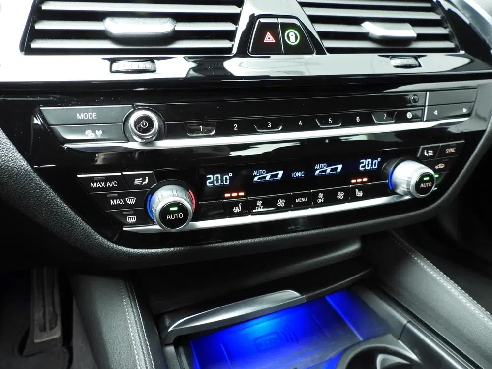 BMW 5-serie Sedan 530i uit 2021, foto 14