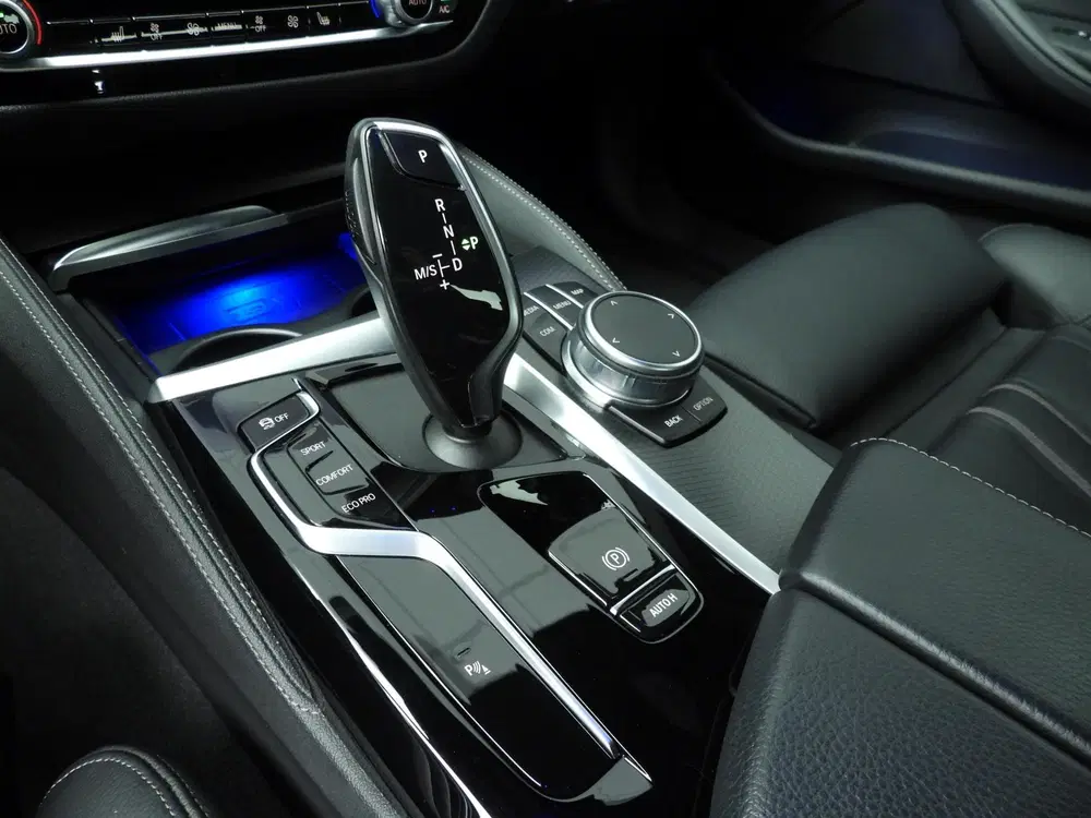 BMW 5-serie Sedan 530i uit 2021, foto 16