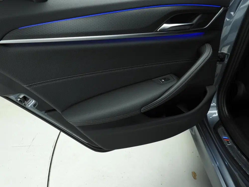 BMW 5-serie Sedan 530i uit 2021, foto 19