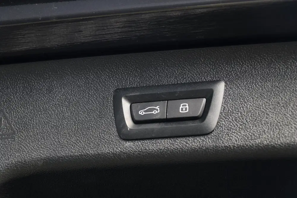 BMW 5-serie 530e uit 2024, foto 16