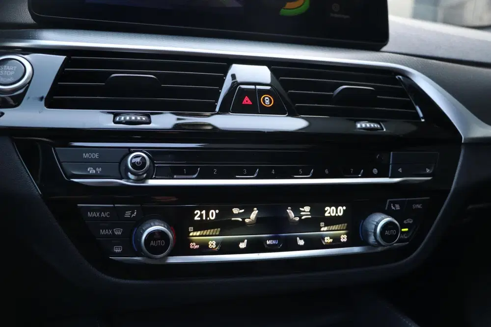 BMW 5-serie 530e uit 2024, foto 17