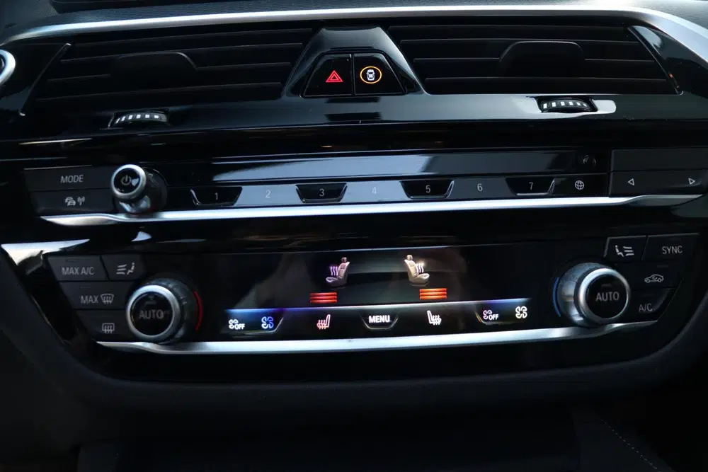 BMW 5-serie 530e uit 2024, foto 18