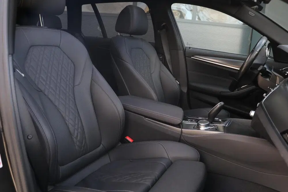 BMW 5-serie 530e uit 2024, foto 9